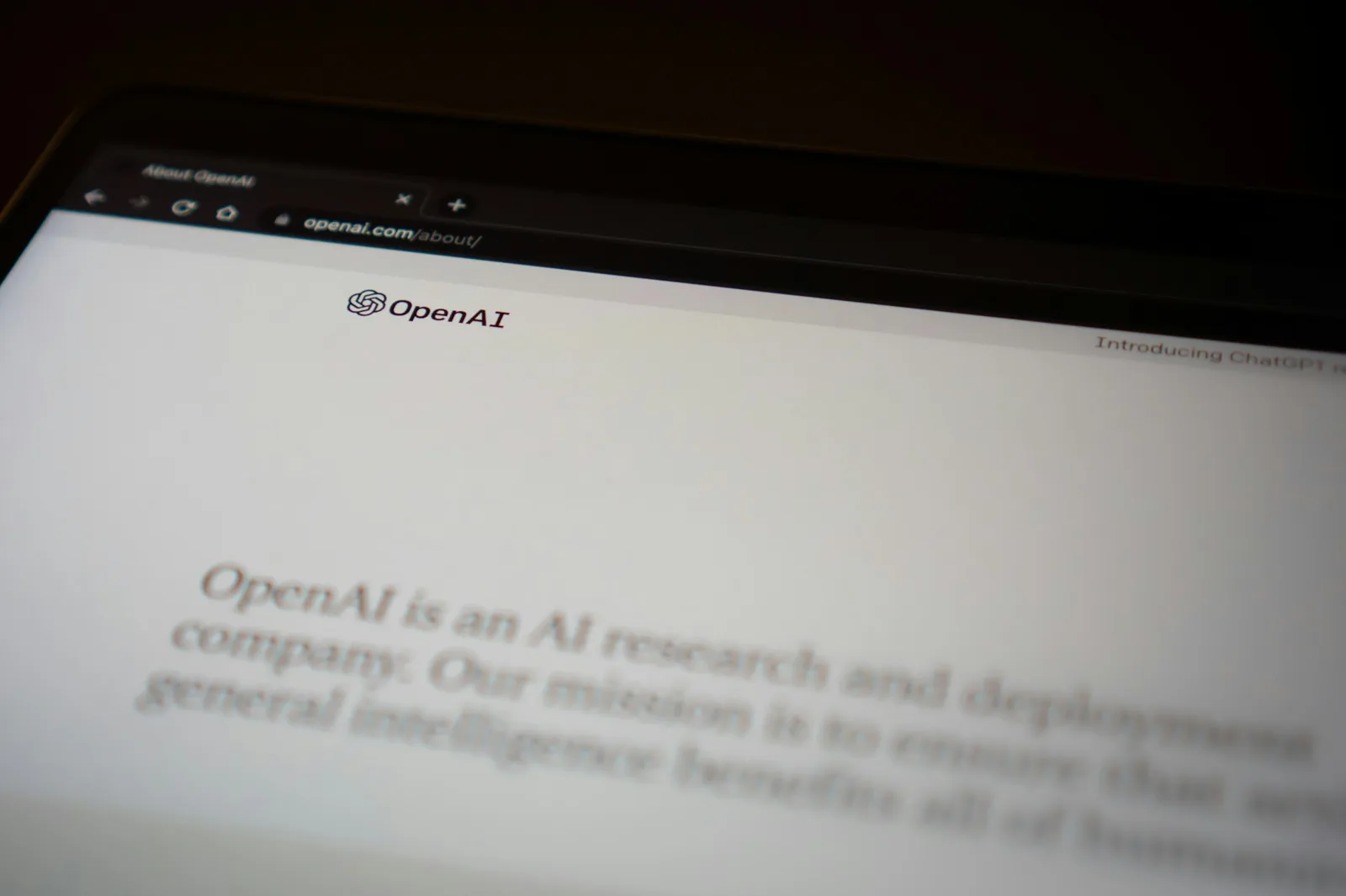 AI assistant interface on a laptop, modern AI tools in everyday business use
